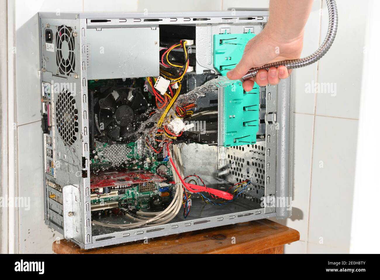 Insane Wasser Reinigung von innen Computer für frischen Start. Stockfoto