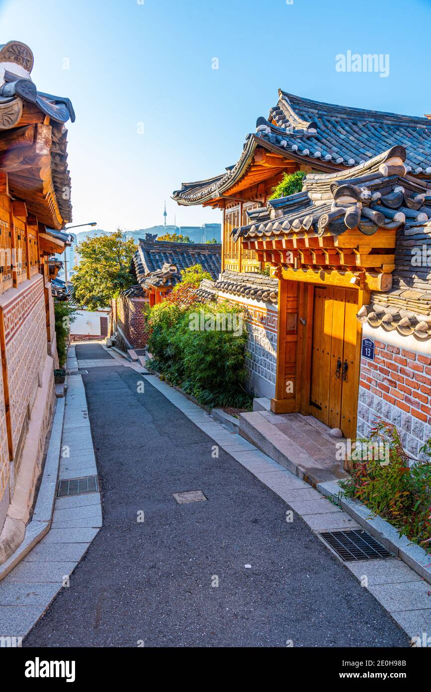 Namsan Turm vom Bukchon hanok Dorf in Seoul, Republik Korea Stockfoto