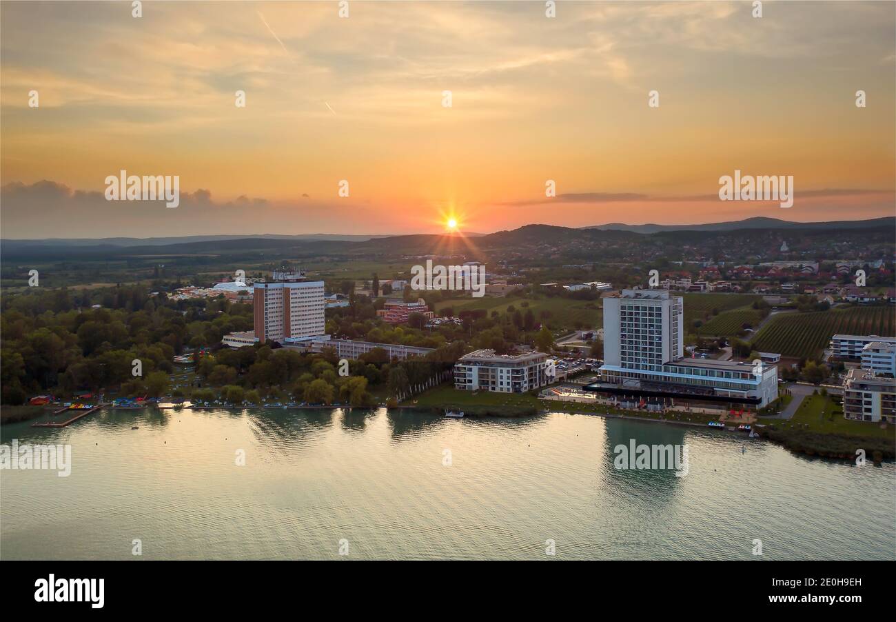 Der Balaton ist der größte See in Ungarn. Beliebtes Touristenziel für Urlaub. Auf diesem Foto sieht man zwei große Hotels Stockfoto