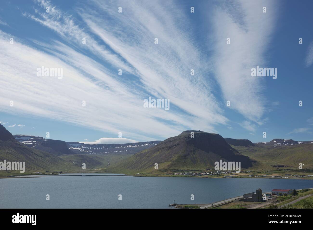 Schöne Aussicht und Landschaft des isländischen Fjords, das Dorf Isafjordur in Island umgibt. Stockfoto