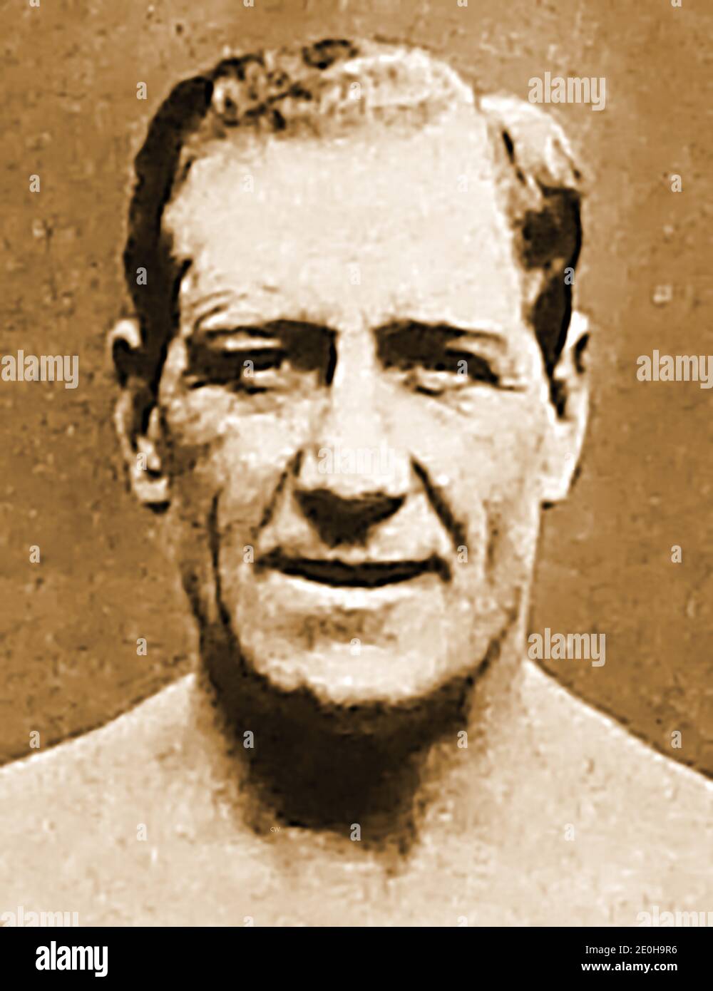 Ein frühes Porträt von Bombardier Billy Wells, britischer Boxer (und später Boxbuchautor). === William Thomas Wells (1889 – 1967) war ein englischer Schwergewichtsboxer, britischer und britischer Empire Champion und erster Schwergewichtsgewichtsgewichtsgewit, der den Lonsdale Belt gewann. Während des 1. Weltkrieges trat Wells dem Welch Regiment bei und wurde später zum Sergeant befördert. Es ist wenig bekannt, dass Wells der dritte 'gong-Mann' war, die muskelbemuskelte Figur, die in der Einleitung zu J. Arthur Rank Filmen den gong auffiel. Er starb am 11. Juni 1967 in seinem Haus in Ealing im Alter von 77 Jahren Stockfoto