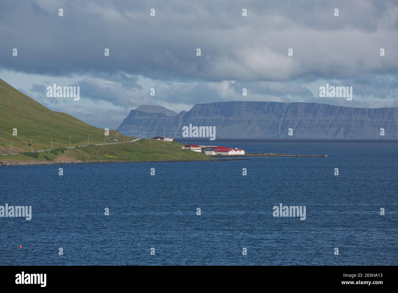 Schöne Aussicht und Landschaft des isländischen Fjords, das Dorf Isafjordur in Island umgibt. Stockfoto