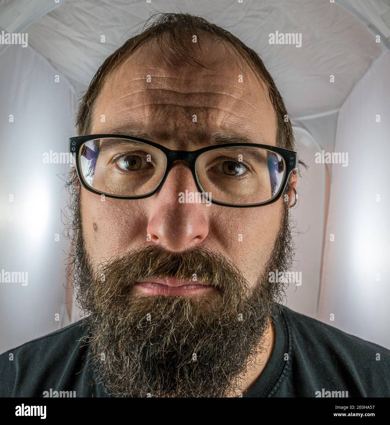 Ein bärtig trauriger Mann in depressiver Stimmung Stockfoto