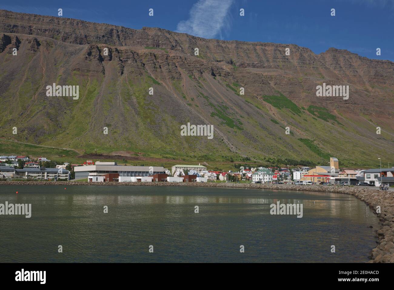 Häuser im traditionellen Stil mit Blick auf den Tungata-Platz in der wunderschönen Stadt Isafjordur in Island. Stockfoto