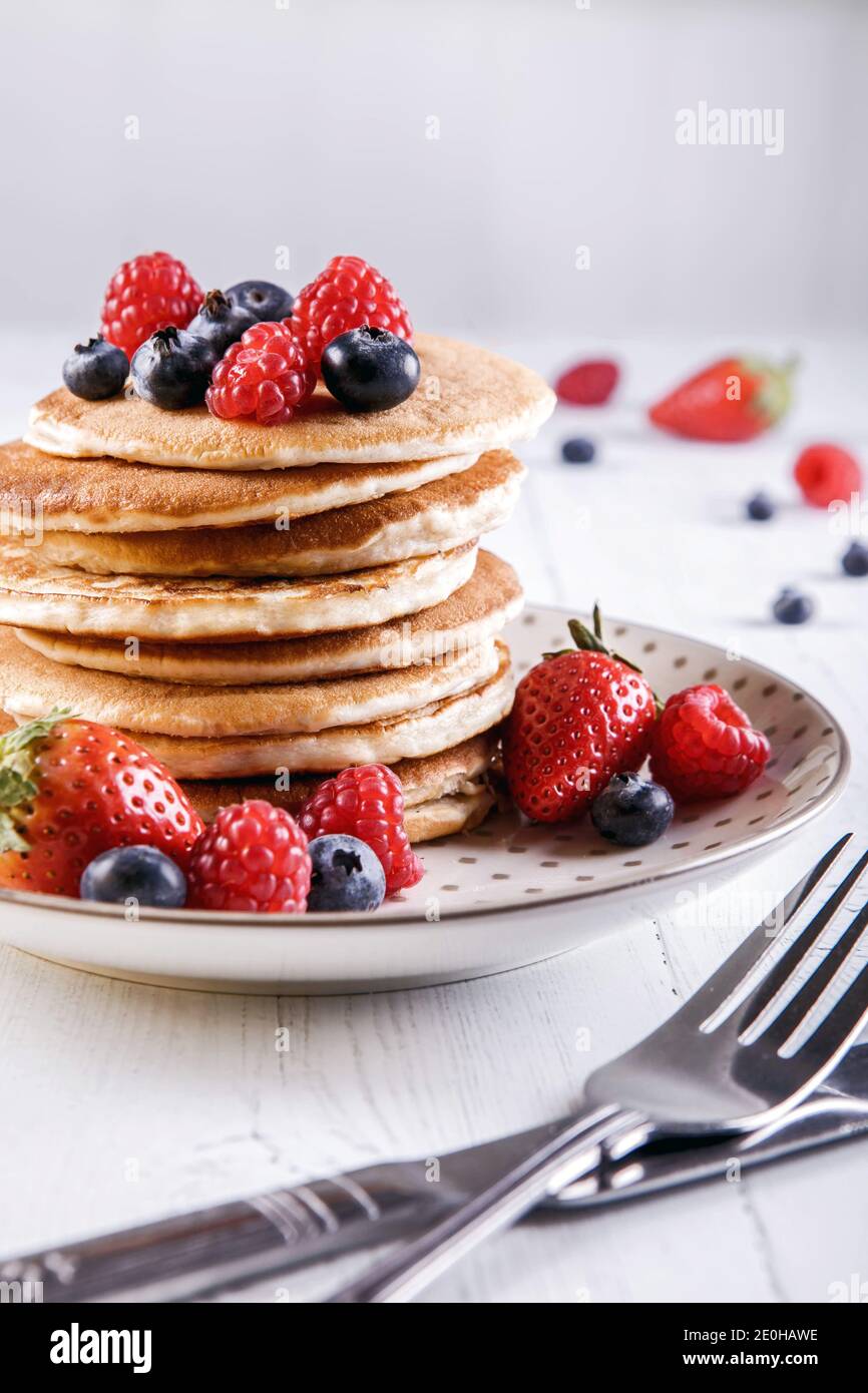 Stapel amerikanischer Pfannkuchen mit Obst Stockfoto