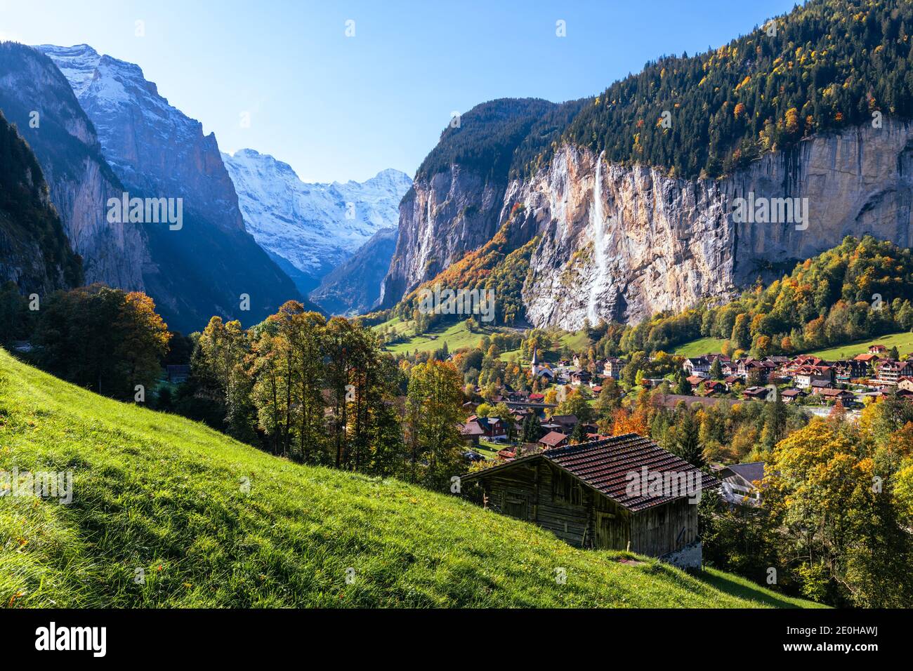 Das Dorf Lauterbrunnen (Schweiz), sein Tal und der Wasserfall Staubbach fällt Stockfoto