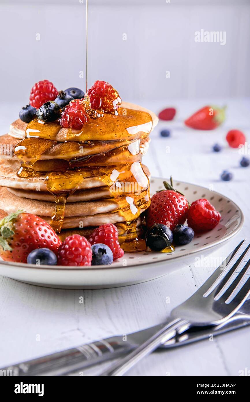 Stapel von amerikanischen Pfannkuchen mit Obst und Sirup Stockfoto