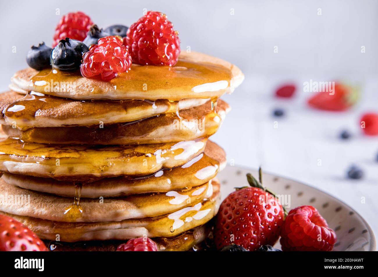 Stapel von amerikanischen Pfannkuchen mit Obst und Sirup Stockfoto