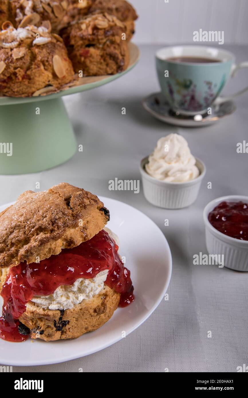 Cream Tea - Scones mit Marmelade und Sahne Stockfoto