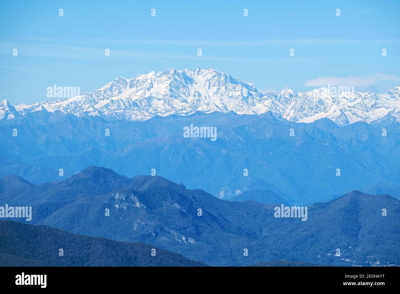 Mont Blanc Massiv und das Schweizer Matterhorn, aufgenommen vom Monte Generoso (Schweiz) Stockfoto