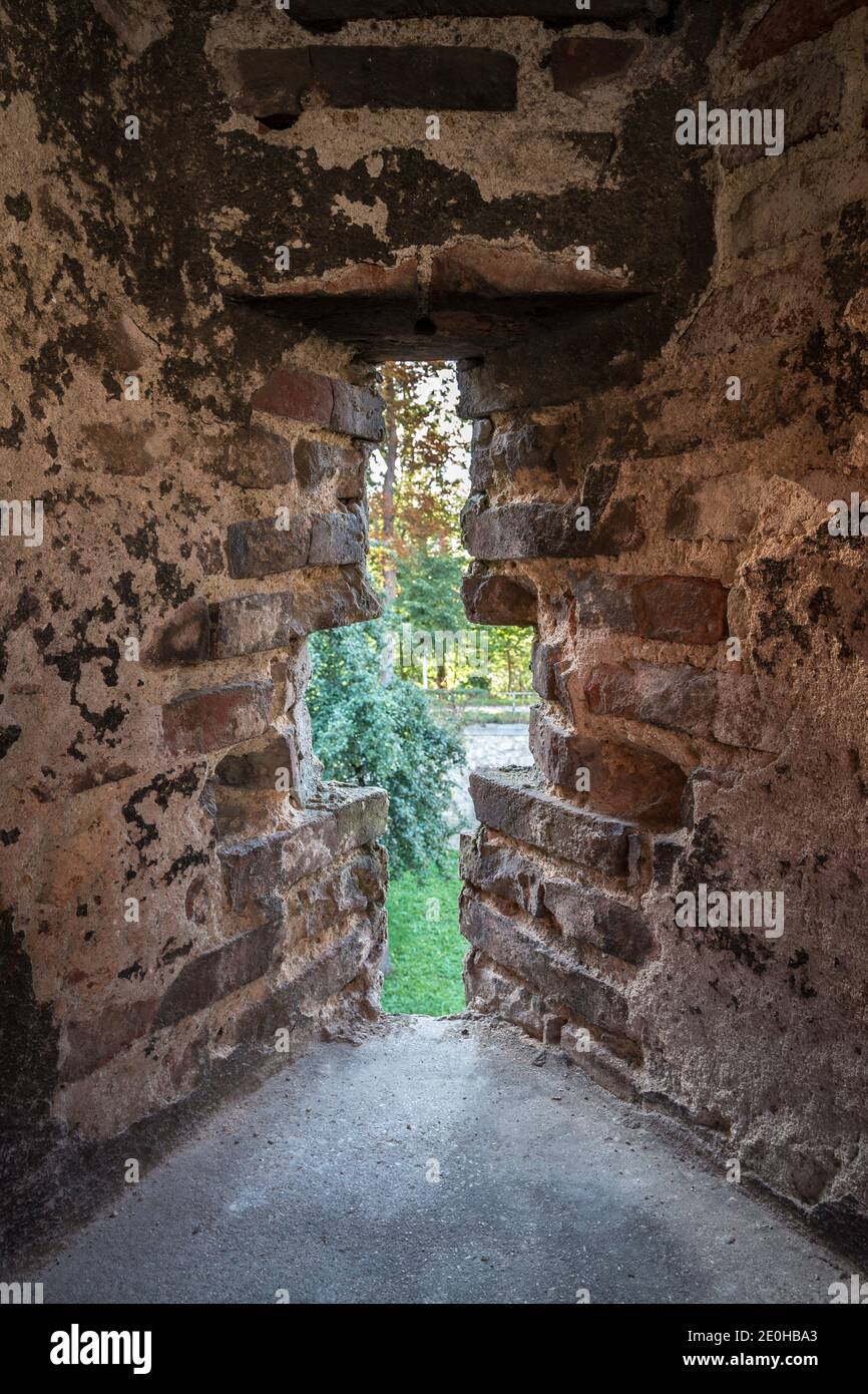 Schießstand durch die große mittelalterliche Stadtmauer aus Stein Stockfoto