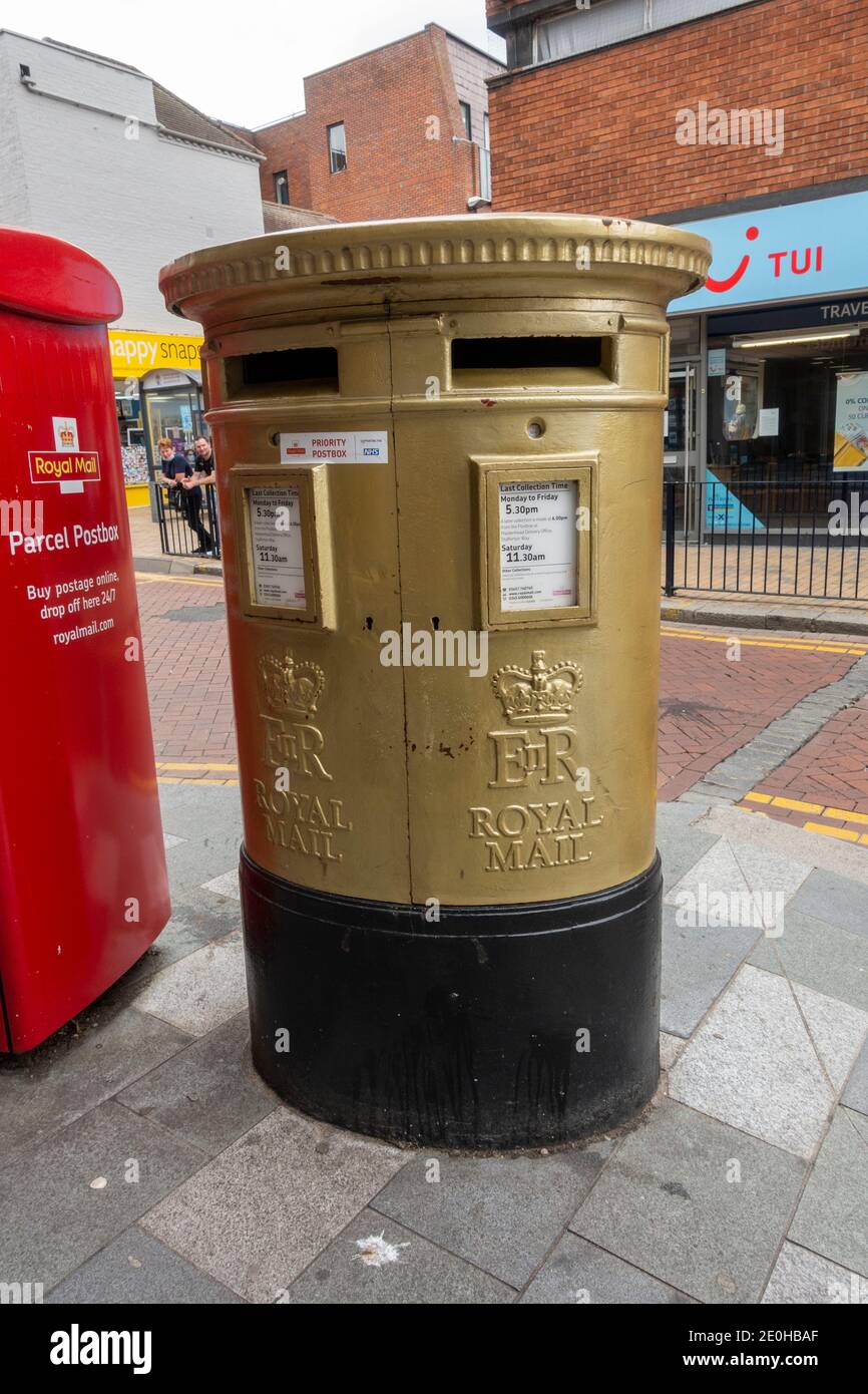 Royal Mail Briefkasten in Maidenhead, gemalt zum Gedenken an die Goldmedaille von Sophie Christiansen bei den Paralympischen Spielen 2012 in London. Stockfoto