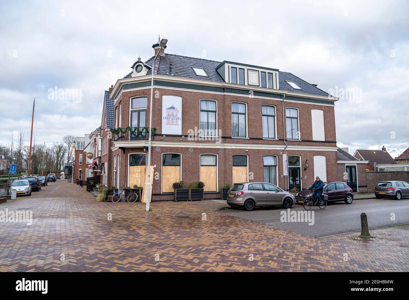 JOURE, NIEDERLANDE - 1. JANUAR: Im Hotel Anne Klare wurde am Silvesterabend ein in eine Karbidkanone umgebauter Güllebehälter abgefeuert. Darüber hinaus ist der Windo Stockfoto