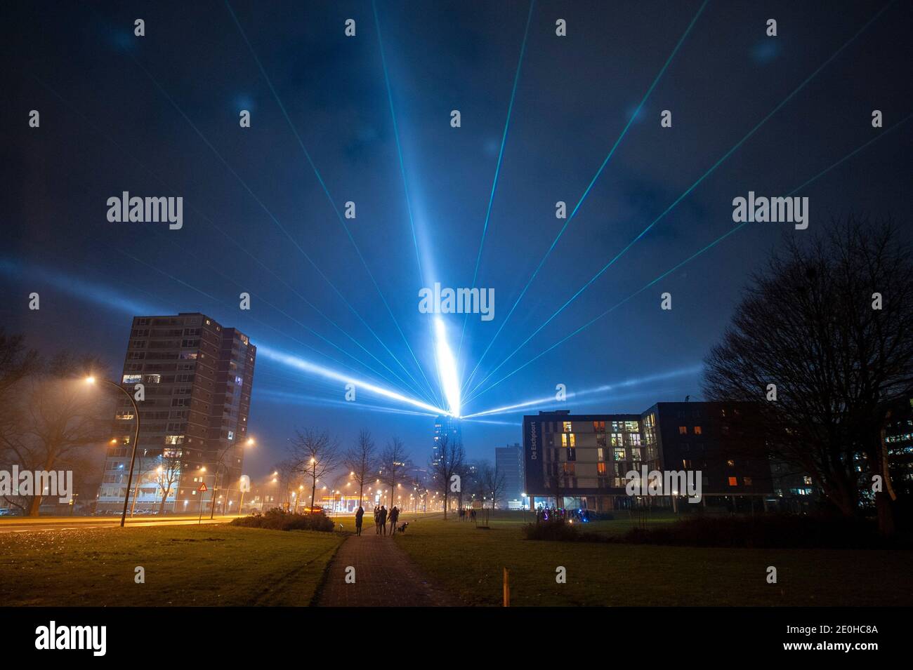 Am neuen Jahr gab es auf dem höchsten Turm der Stadt Enschede in den Niederlanden eine Laser- und Lichtshow als Alternative zum Feuerwerksverbot. Stockfoto