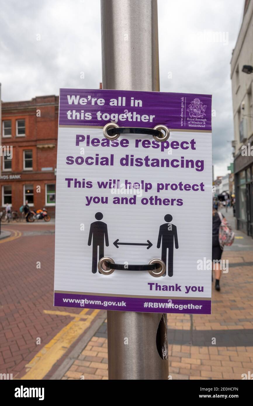 "Bitte respektieren Sie soziale Distanzierung" Zeichen auf einem Beitrag erinnert die Menschen an soziale Distanz während der 2020 Covid-19 Pandemie, Maidenhead, Berkshire, Großbritannien. Stockfoto