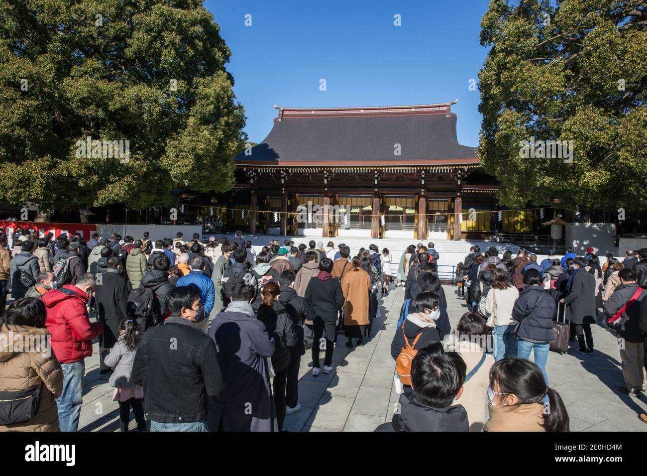 Tokio, Japan. Januar 2021. Menschen am Meiji-Schrein während der Hatsumode. Hatsumode, die wichtigsten traditionellen jährlichen Veranstaltungen in Japan. Es bedeutet wörtlich "der erste (hatsu) Schrein Besuch (Modus)", so im Grunde hatsumode ist es, einen Schrein (oder Tempel) zu besuchen, um für Glück für das neue Jahr zu beten. Kredit: SOPA Images Limited/Alamy Live Nachrichten Stockfoto