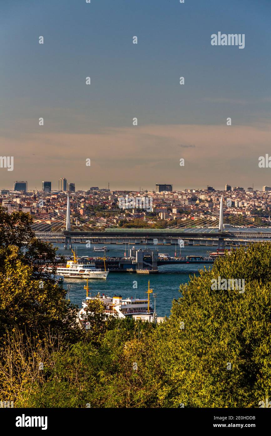 Istanbul, Türkei, das Goldene Horn mit Fährschiffen und Halic Metro Bridge, Portrait, am 30 2019. Oktober in der Türkei Stockfoto