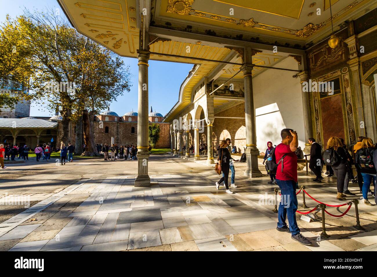 Istanbul, Türkei, Tor der Felicity im Topkapi Palace Museum mit Touristen am 31 2019. Oktober in Istanbul, Türkei Stockfoto