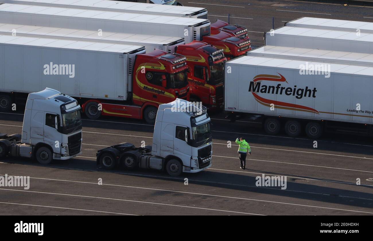 Schwere, gute Fahrzeuge werden vor der Abfahrt nach Belfast auf den Stena Superfast VIII am Loch Ryan Port verladen, da Großbritannien die Binnenmarkt- und Zollunion verlässt und die Übergangszeit für den Brexit zu Ende geht Stockfoto