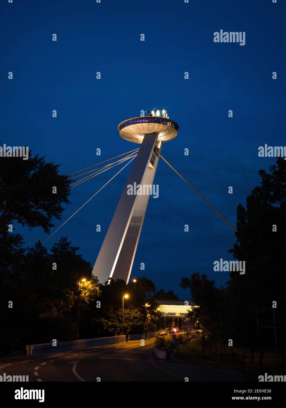 Die meisten SNP neue Brücke der slowakischen nationalen Aufstand novy Die meisten slovenskeho narodneho povstania UFO-Restaurant über Donau in Bratislava Slowakei Stockfoto
