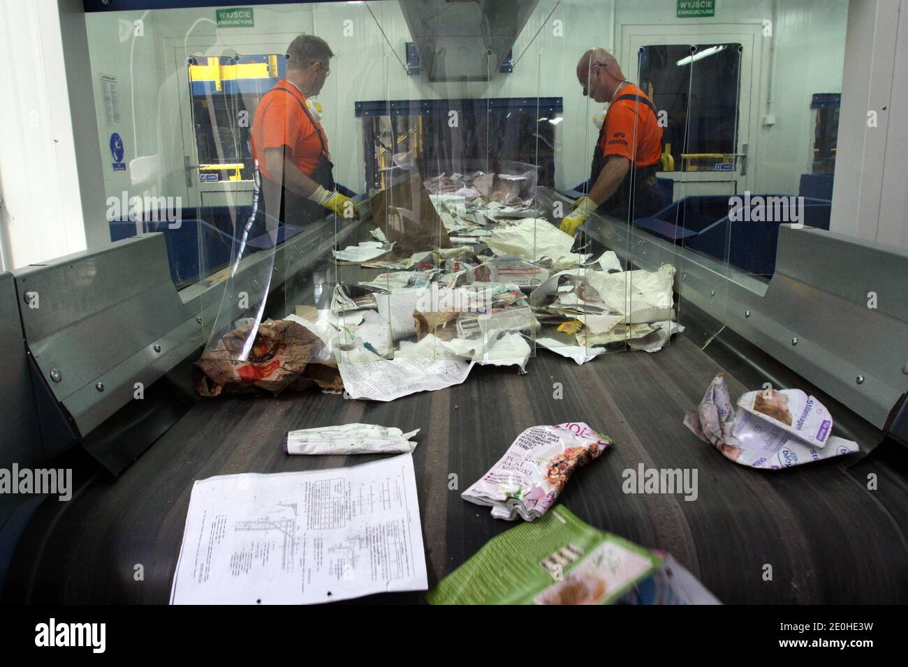 Krakau. Krakau. Polen. Abfallrecyclinganlage. Arbeiter wählen und sortieren Müll, der auf einem Förderband transportiert wird. Stockfoto