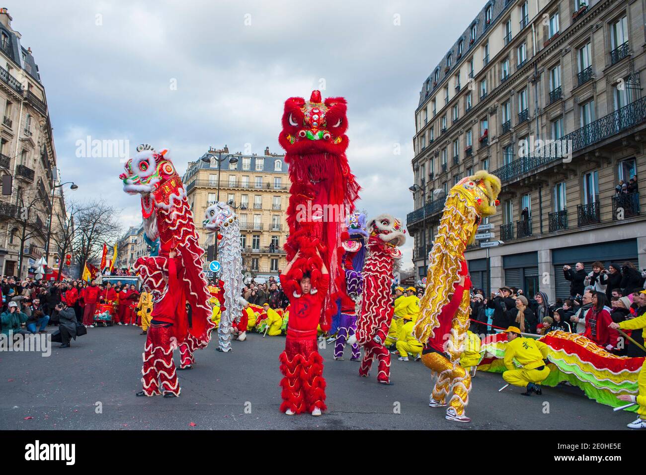 Paris, Frankreich, große Menschenmengen, bei der chinesischen Neujahrsfeier, bei der Dragons Dance Show auf der Straße Stockfoto