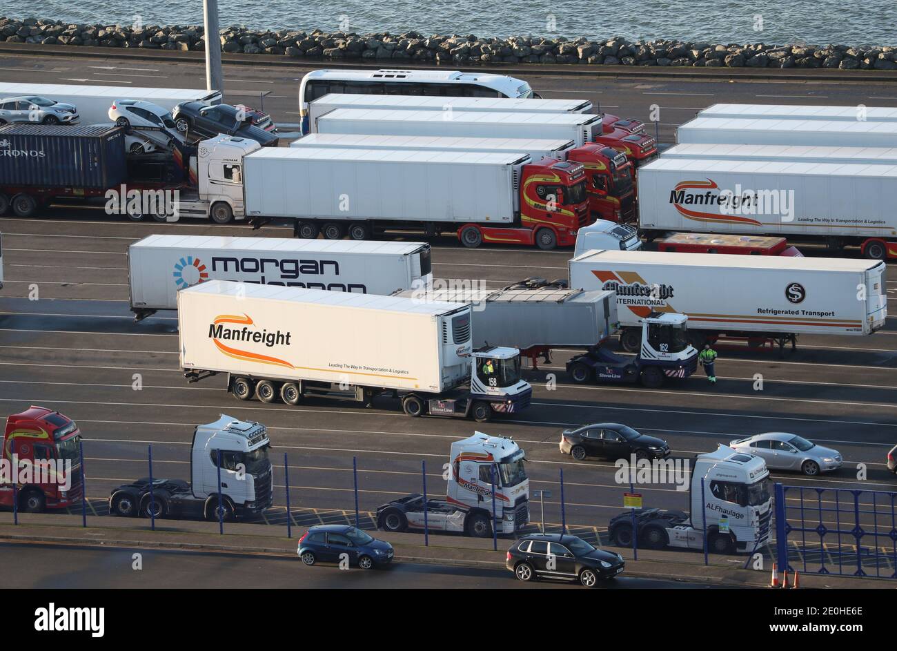 Schwere, gute Fahrzeuge werden vor der Abfahrt nach Belfast auf den Stena Superfast VIII am Loch Ryan Port verladen, da Großbritannien die Binnenmarkt- und Zollunion verlässt und die Übergangszeit für den Brexit zu Ende geht Stockfoto