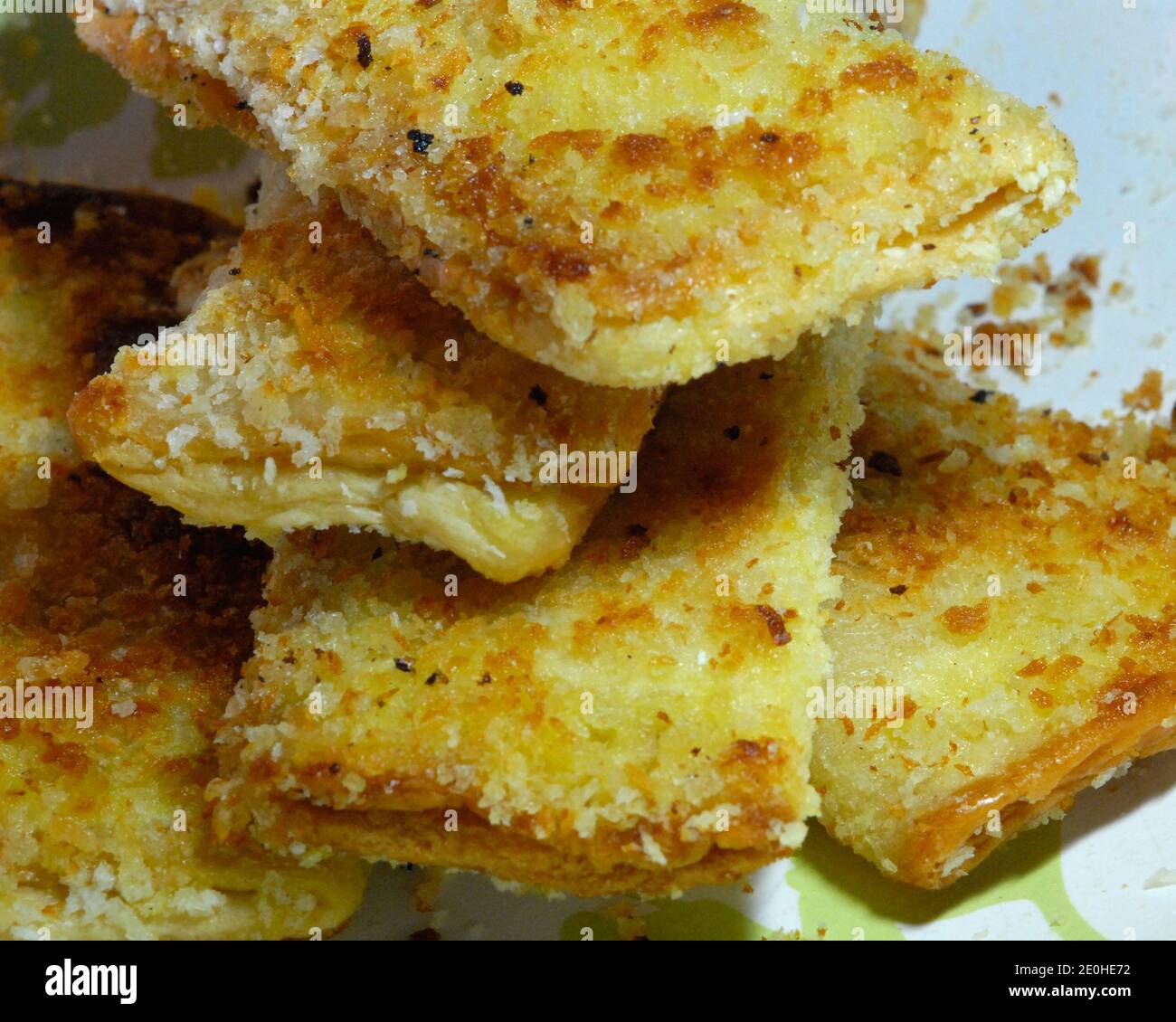 Hausgemachte frittierte Thunfisch-Torte mit Brotkrumen auf der Oberseite in rechteckigen und quadratischen Formen. Stockfoto