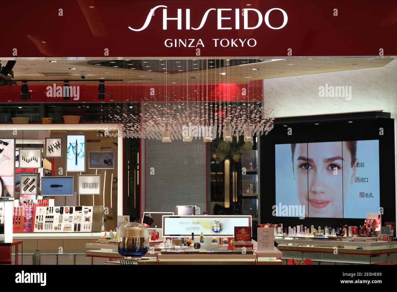 Shanghai/China-Nov.2020:Fassade des Shiseido-Geschäfts. Viele Arten von Produkten im Inneren. Berühmter japanischer Kosmetikhersteller. Stockfoto
