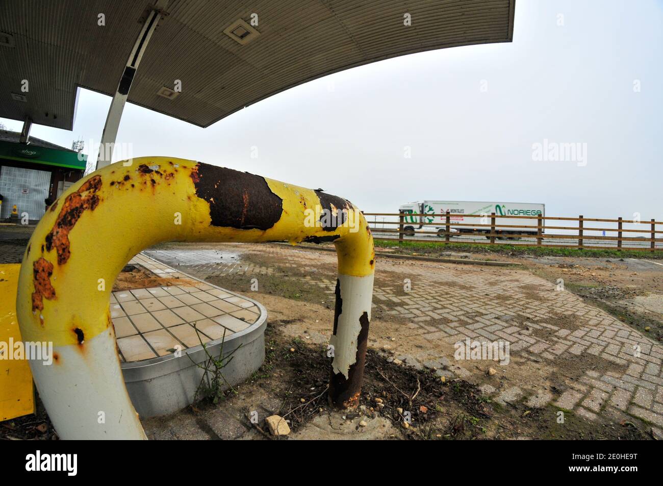 Cambridge , UK , England, 31-12-2020, Fisheye Ansicht der Stahlbarriere an der Tankstelle, um zu verhindern, dass Fahrzeuge mit flammbaren Benzinpumpen kollidieren Stockfoto