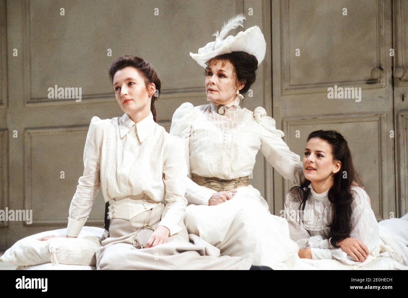 l-r: Lesley Manville (Varya), Judi Dench (Ranyevskaya), Miranda Foster (Anya) im KIRSCHGARTEN von Anton Tschechow im Aldwych Theatre, London WC2 24/10/1989 Design: Paul Farnsworth Regie: Sam Mendes Stockfoto