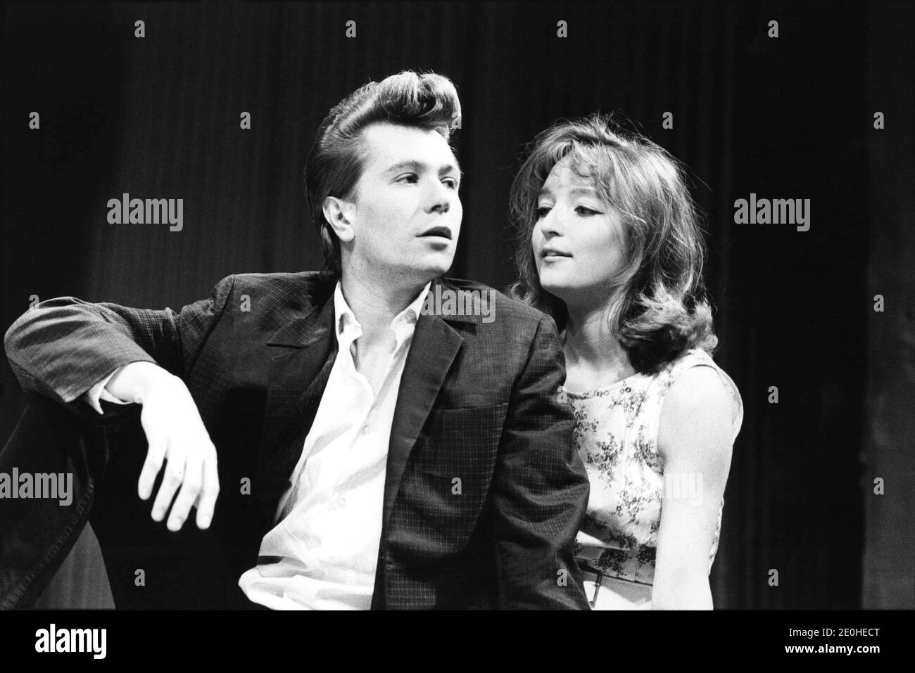 Gary Oldman (Scopey), Lesley Manville (Pat) bei DER HOCHZEIT DES PAPSTES von Edward Bond im Royal Court Theatre, London SW1 27/11/1984 Bühnenbild: Peter Hartwell Kostüme: Jennifer Cook Beleuchtung: Andy Phillips Regie: Max Stafford-Clark Stockfoto