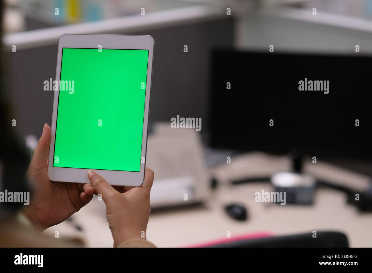 Über die Schulter der Frau mit grünen Bildschirm Tablet Im Büro Stockfoto