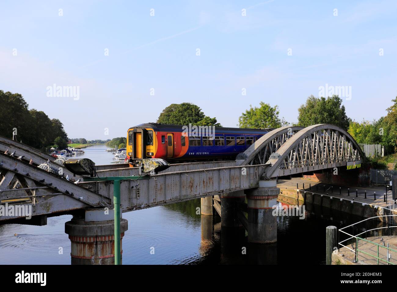 156473 East Midlands Railway Regional, am Fluss Witham Bridge, Boston Town, Lincolnshire County, England, UK Stockfoto