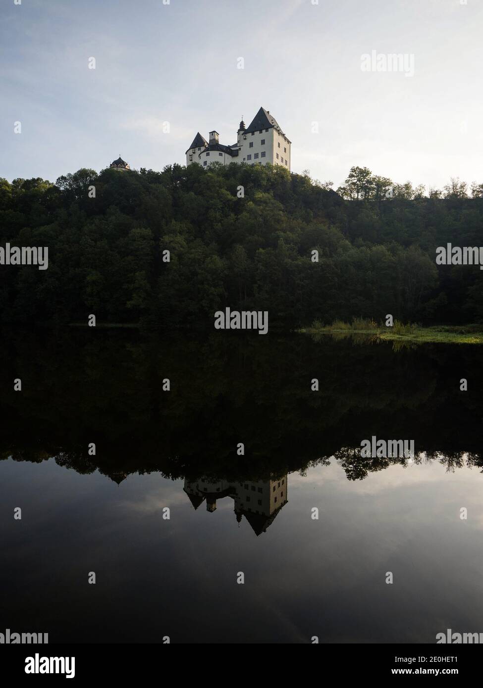 Panoramablick auf Schloss Burgk und Saale Thüringer Hochland Schiefergebirge im Saale-Orla-Kreis Thüringen Deutschland Stockfoto