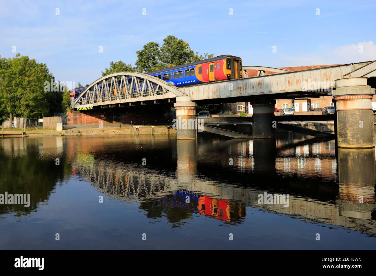 156498 East Midlands Railway Regional, am Fluss Witham Bridge, Boston Town, Lincolnshire County, England, UK Stockfoto