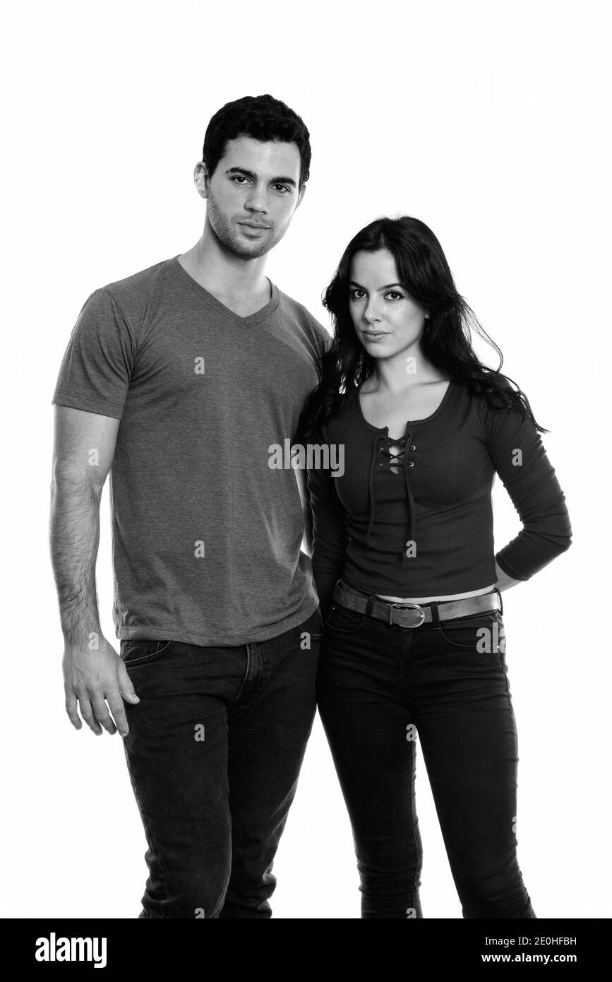 Studio Aufnahme des jungen Paares stehen zusammen in Liebe Stockfoto