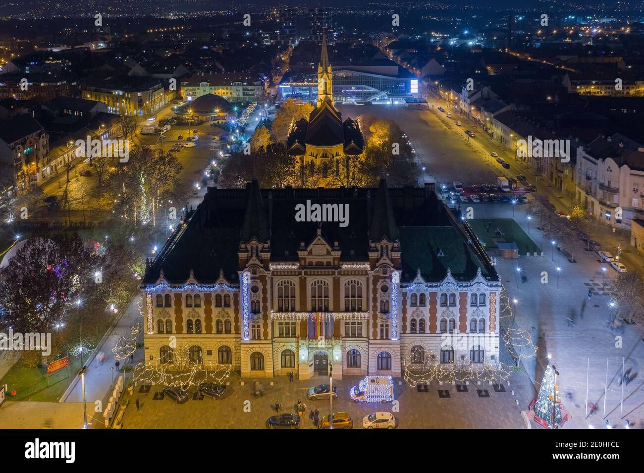 Újpest, Budapest, Ungarn - Luftaufnahme des Rathauses von Ujpest mit der Himmelskirche und Weihnachtsbeleuchtung. Blue Hour Stadtbild. Újpest városháza Stockfoto