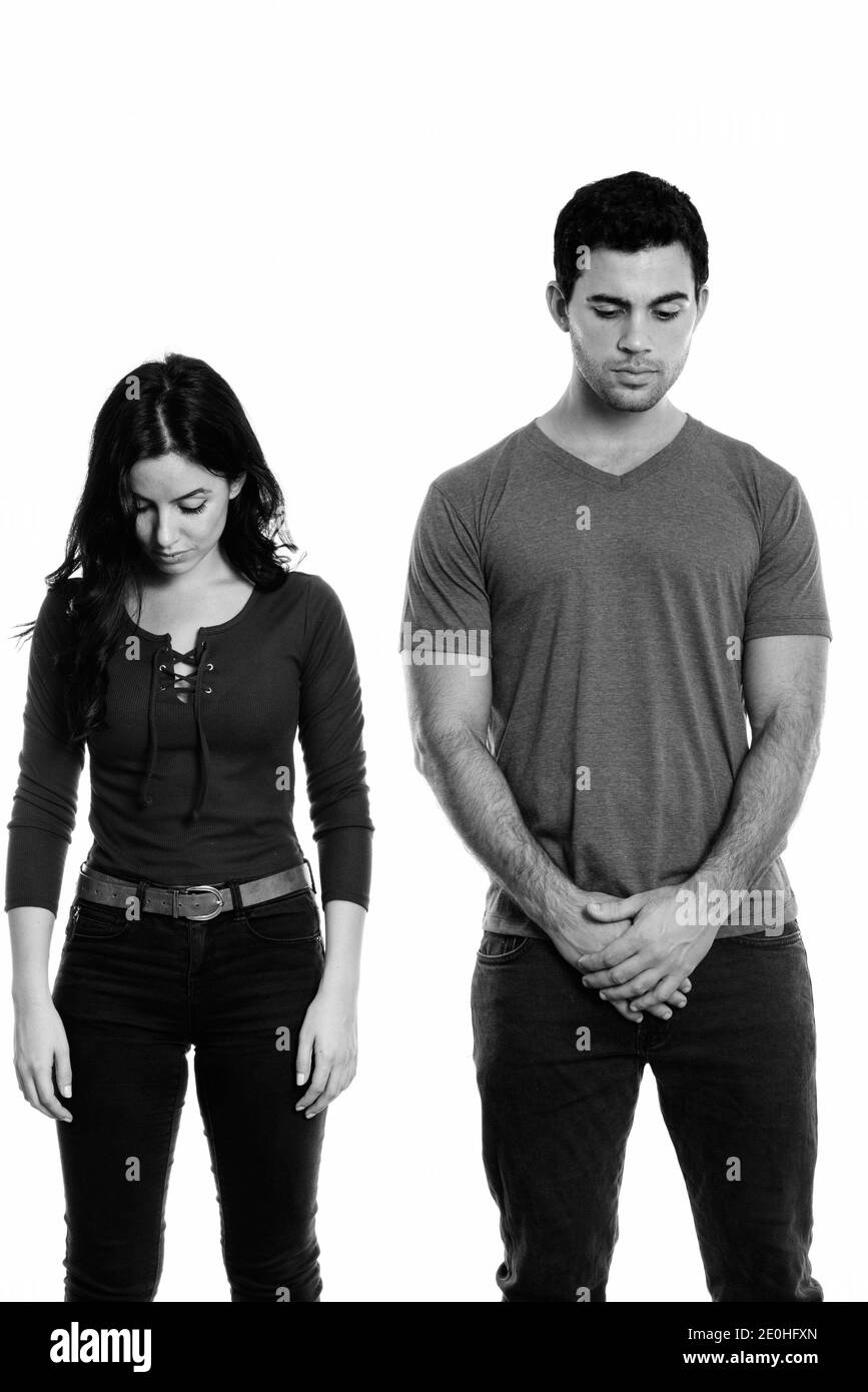 Studio Aufnahme des jungen Paares stehen und sich zusammen suchen Stockfoto