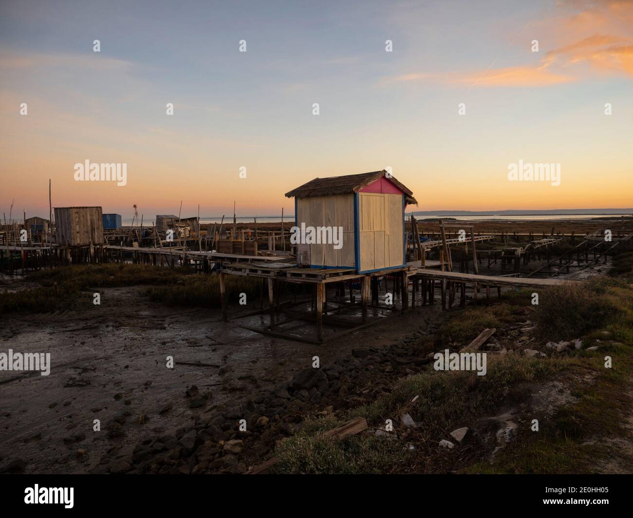 Panoramablick auf den hölzernen Pier auf Stelzenboat Dock Wharf Hafen Cais Palafitico da Carrasqueira Comporta Setubal Alentejo Portugal Stockfoto