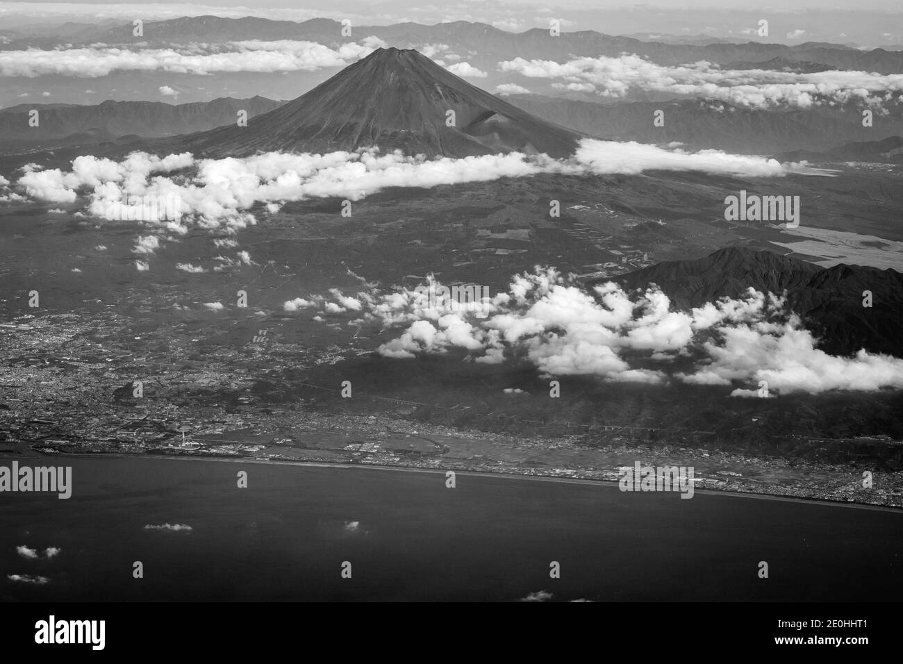 Schwarz-weiß Luftflugzeugansicht von Mt. Fuji, höchster Berg und Symbol Japans Stockfoto