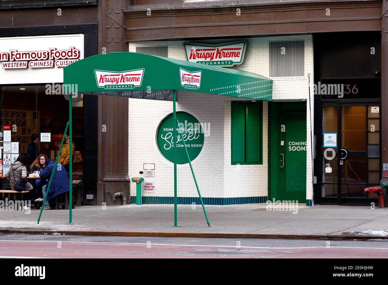 Krispy Kreme, 36 E 23. St, New York, NYC Schaufenster Foto eines Donut-Shops Fast Food-Franchise in der Nähe des Madison Square Park in Manhattan Stockfoto