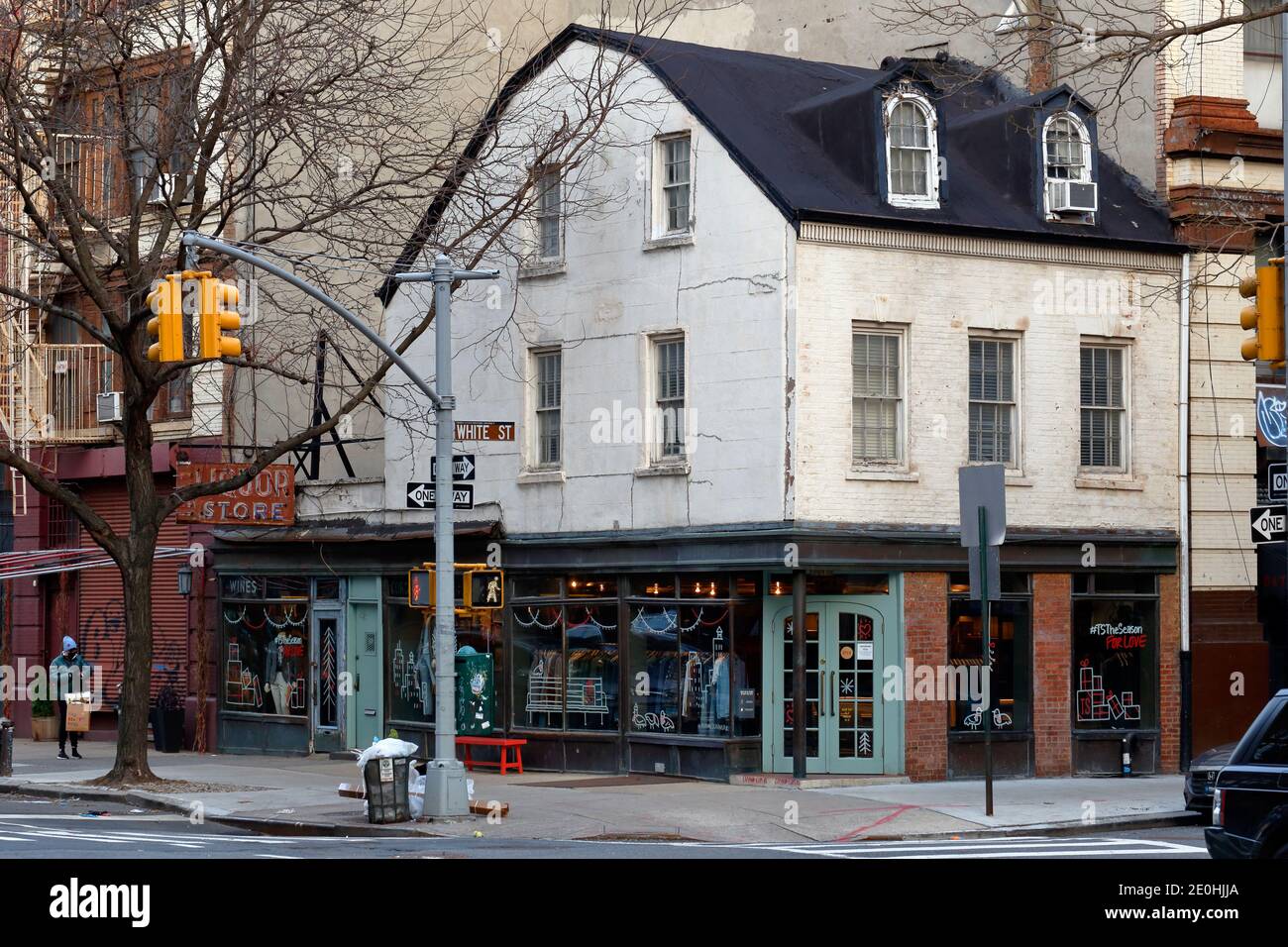 Gideon Tucker House, 2 White St, Todd Synder, 235 W Broadway, New York, NYC-Schaufensterfoto eines Bekleidungsladens und eines historischen Hauses. Stockfoto
