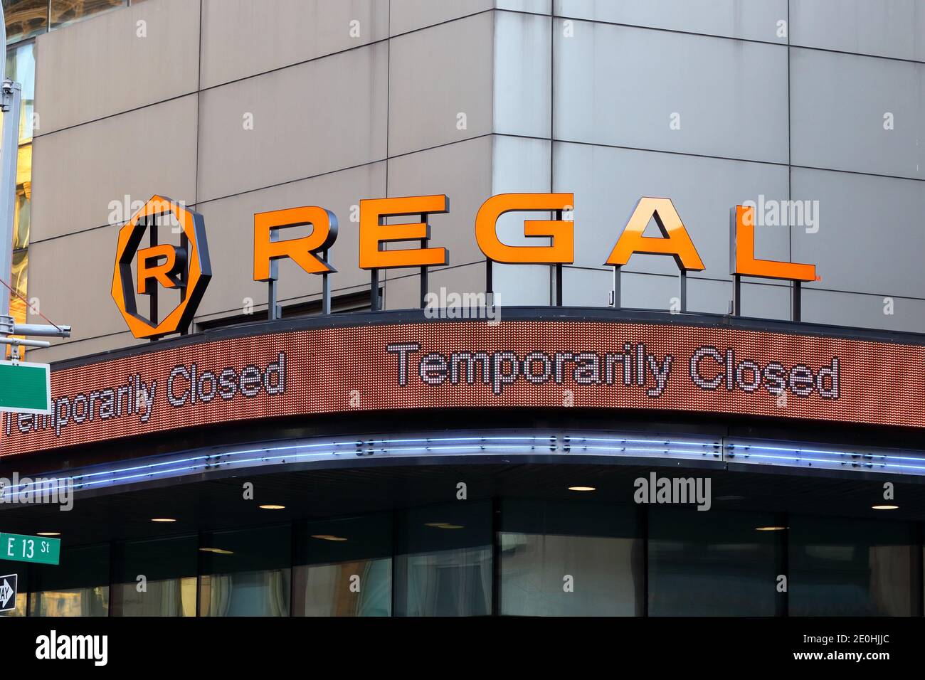 Ein Regal Cinemas-Kino in der Nähe des Union Square in Manhattan, New York, ist wegen der aktuellen Covid-19-Pandemie vorübergehend geschlossen. Stockfoto