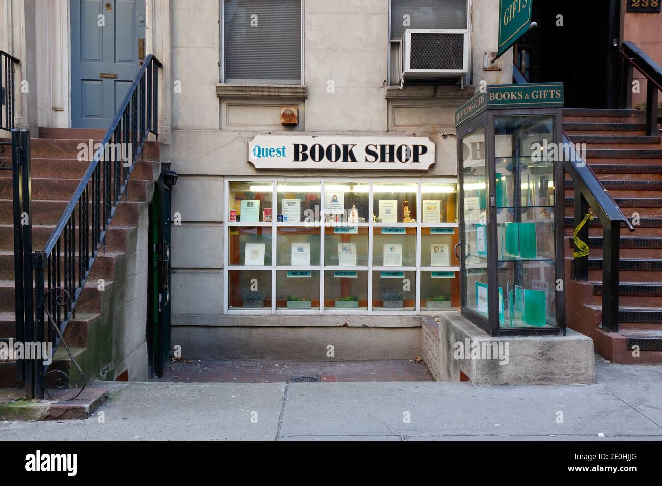 Quest Bookshop, 240 E 53. St, New York, NYC Foto von einer spirituellen und esoterischen Buchhandlung, die von der New York Theosophical Society betrieben wird. Stockfoto