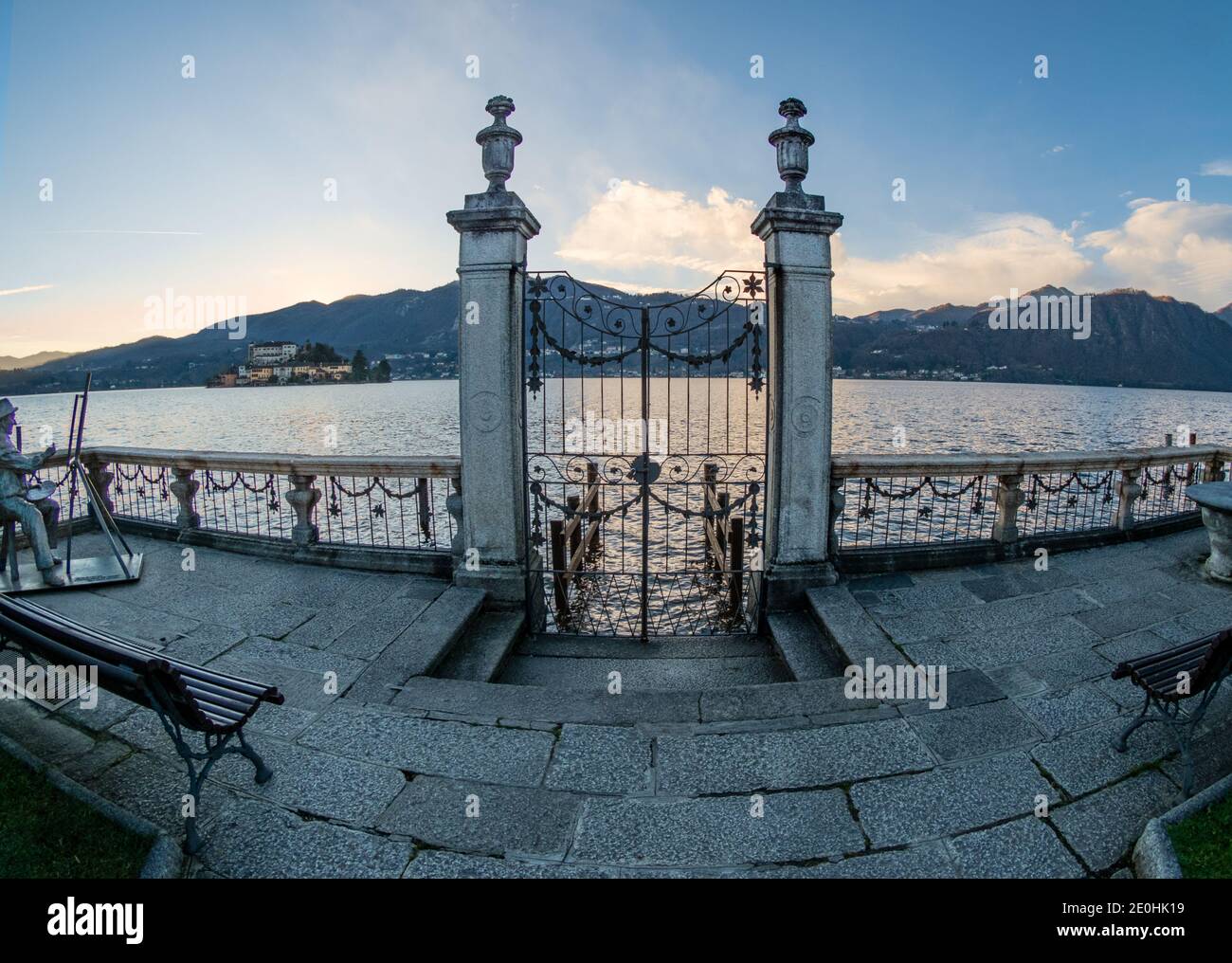 Erstaunlicher Blick vom Tor im Vordergrund über den Ortasee und die Insel San Giulio. Piemont, italienische Seen, Italien. Stockfoto
