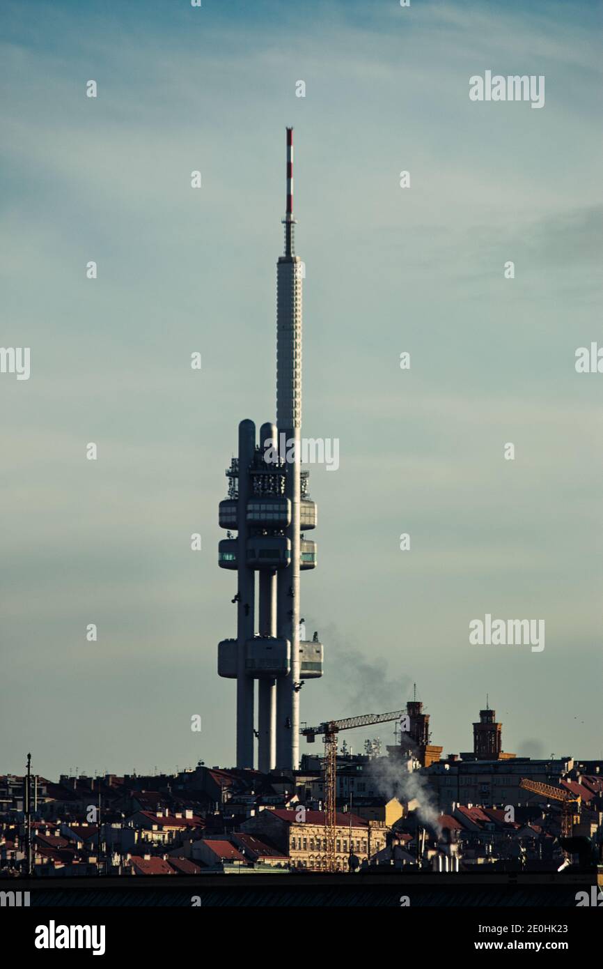 fernsehturm in Prag unter hartem Herbstlicht Stockfoto