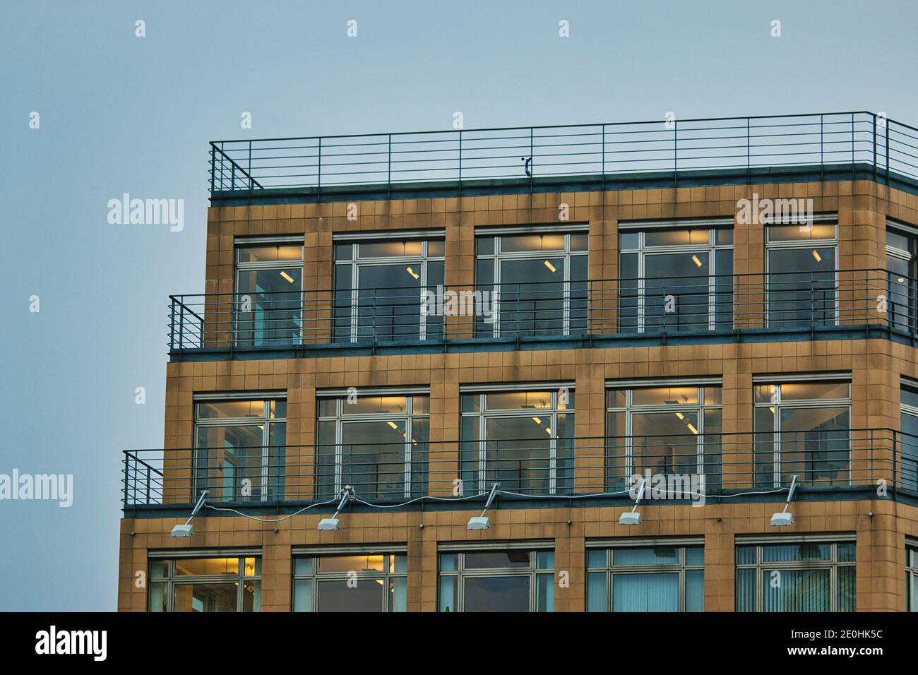 Büros mit warmem Licht in Gebäuden kalt Herbst Morgen warm Kalter Kontrast Stockfoto