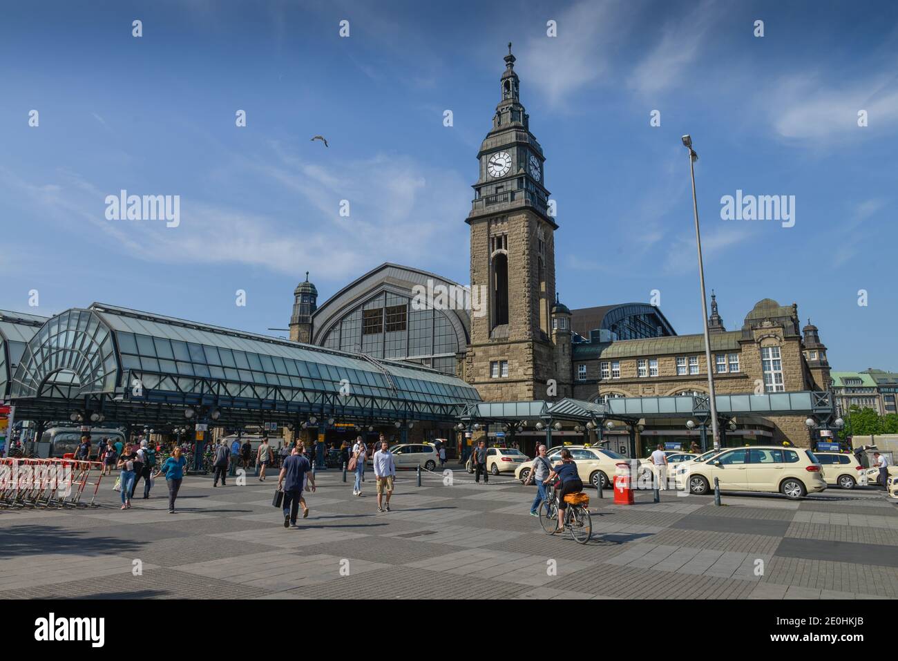 Taxis, Hauptbahnhof, Hachmannplatz, Kirchenallee, Hamburg, Deutschland Stockfoto