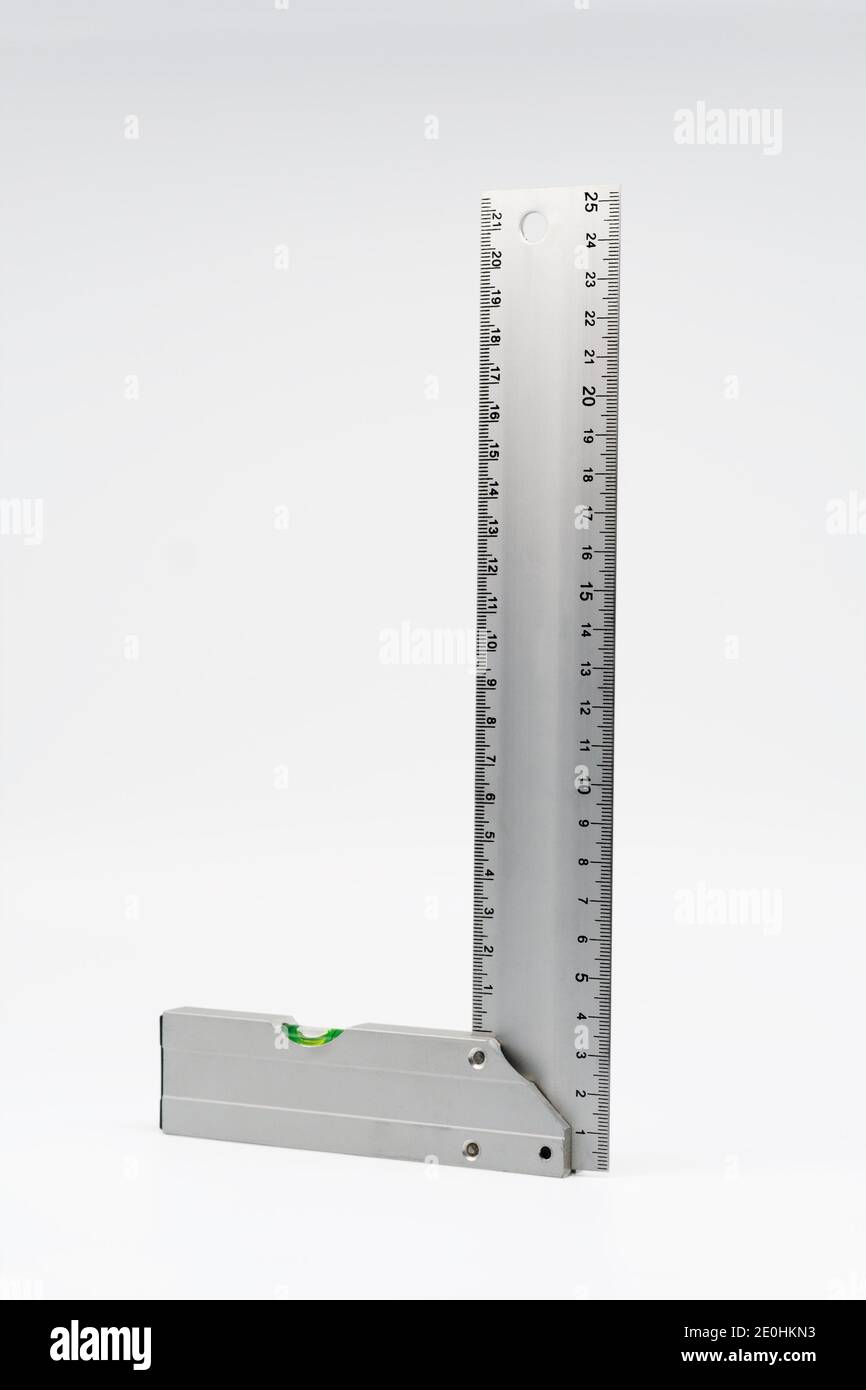 Tischler quadratisches Metall. Nahaufnahme. Isoliert auf weißem Hintergrund. Stockfoto